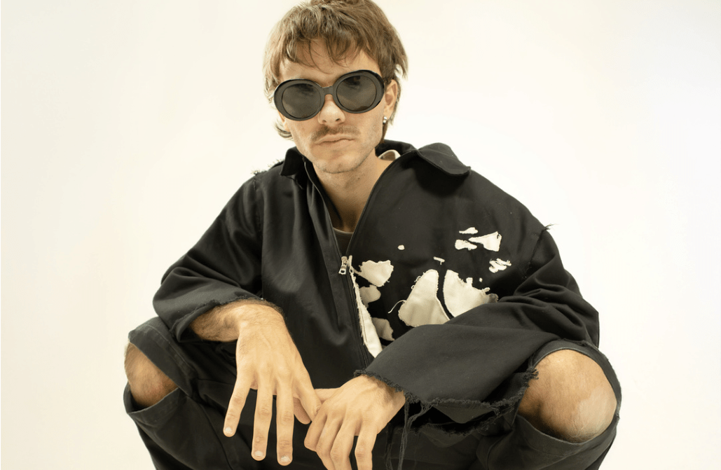 TOBÍAS ÍNDIGO DEBUTA CON “AHORA QUE TE GUSTA EL ROCK” Y LO PRESENTA EN&nbsp;STRUMMER